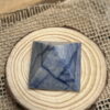 Pirâmide de Quartzo Azul 63g - Imagem 2